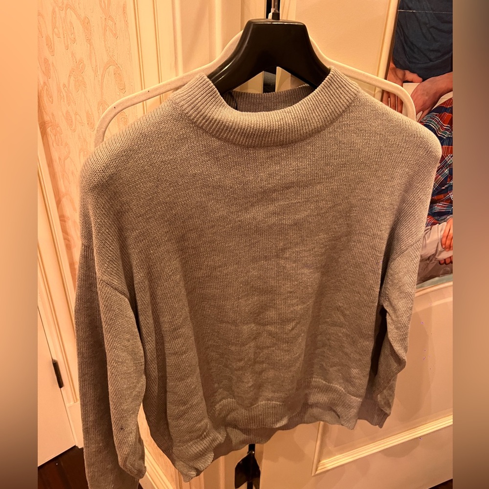 GRAY SWEATER